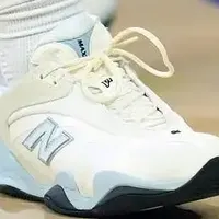 【NBA每日上脚】穿复古慢跑鞋打季后赛？NB夯爆了！
