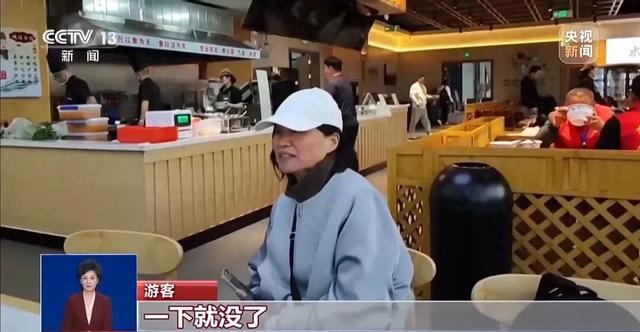 央视曝光悬空寺景区乱象：游客凌晨5点排队买不到票，黄牛却能买到售罄票，100元的票翻倍加价；黑车司机非法揽客，在落石区打卡拍照