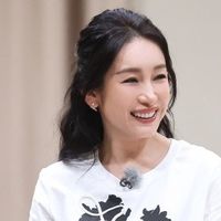 秦海璐带火一种新的穿法：印花T恤+小棕裤+半扎发型，时髦减龄！