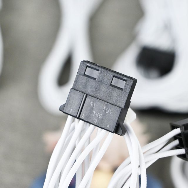 全模组电源真能降温？乱塞线材竟让显卡多烧8℃