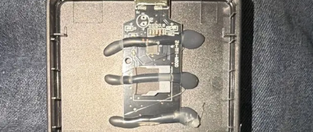 20 美元买 4TB 移动硬盘？拆开直接翻车！竟是 SD 卡 + 读卡器