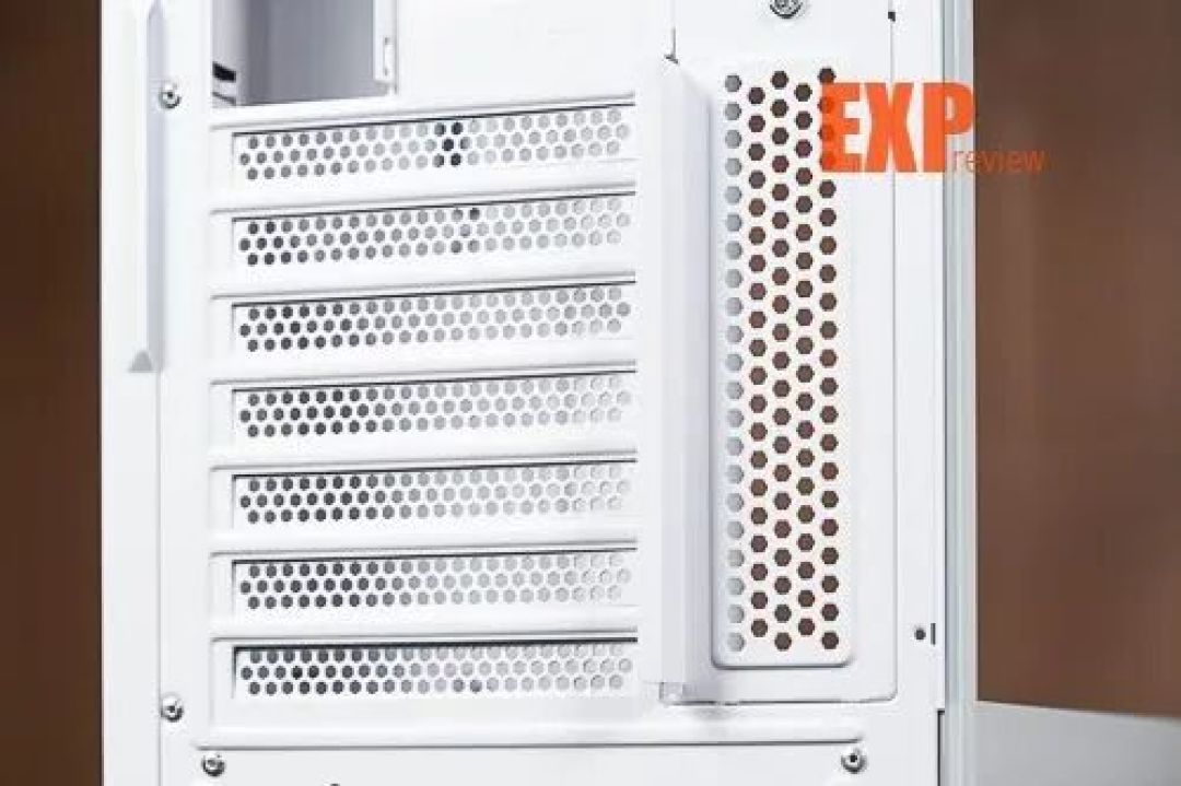 eMachines宏碁宙斯·智幕MaxL机箱评测:可从容体验的带屏无立柱海景房
