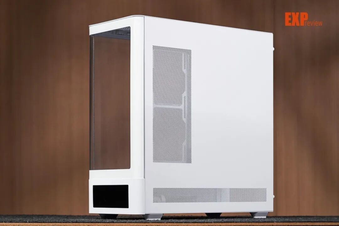 eMachines宏碁宙斯·智幕MaxL机箱评测:可从容体验的带屏无立柱海景房