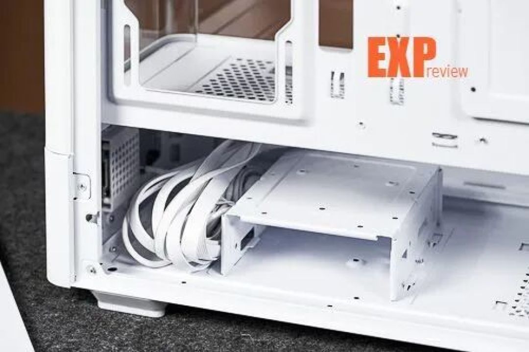 eMachines宏碁宙斯·智幕MaxL机箱评测:可从容体验的带屏无立柱海景房