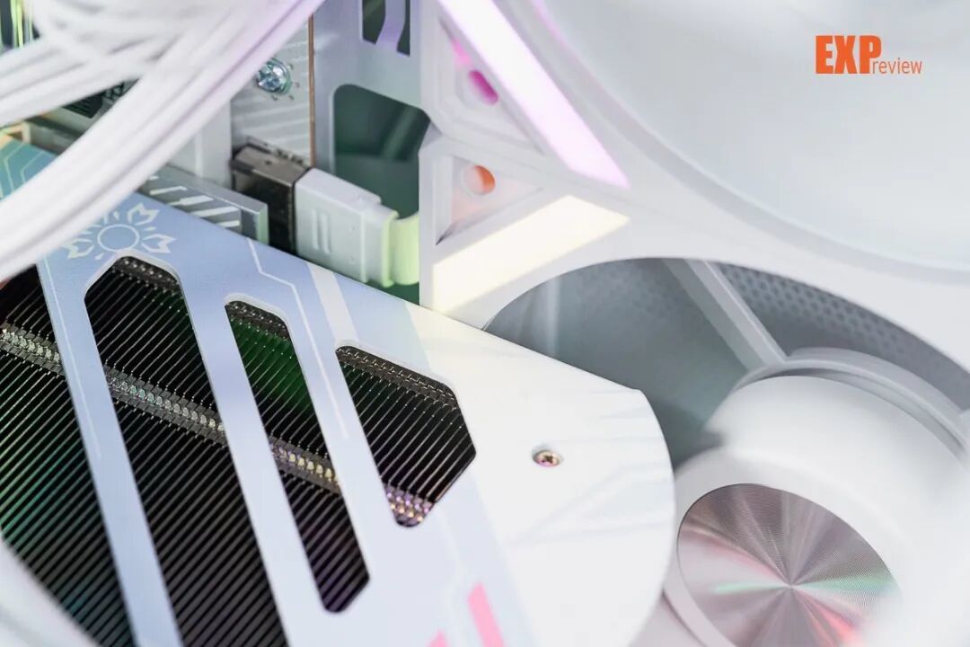 eMachines宏碁宙斯·智幕MaxL机箱评测:可从容体验的带屏无立柱海景房