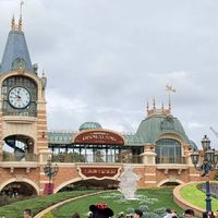 上海迪士尼70元米老鼠蒸包引争议，文旅消费设计合理性受质疑
