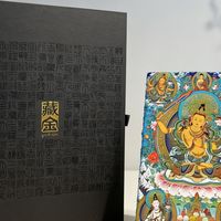 千年唐卡遇见天然石板：藏金文创用“手工烫金”重塑当代精神礼赠