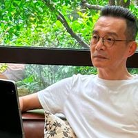 中年男人放任老态的表现，POLO衫配西装裤，系皮带塞裤腰，太油腻