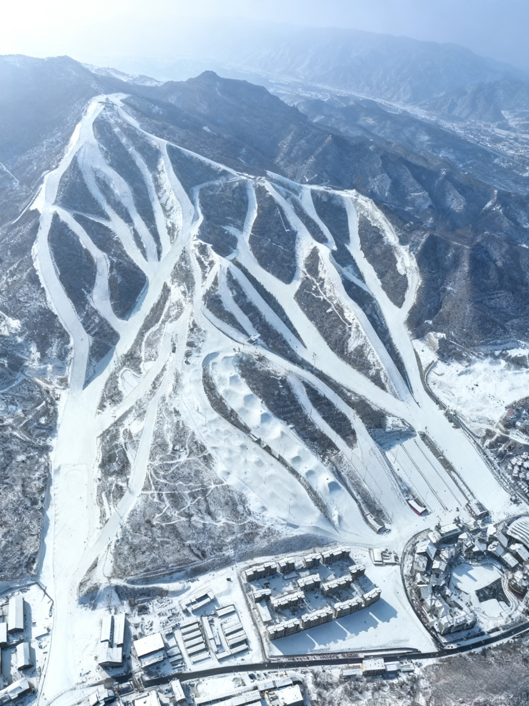 五一崇礼新玩法：跟着短剧打卡20个取景地，邂逅五月飞雪