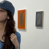 被富商老婆章泽天惊艳到，穿灰色无袖裙+低盘发，阔太气场好强大