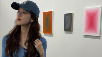 被富商老婆章泽天惊艳到，穿灰色无袖裙+低盘发，阔太气场好强大