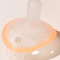 抚奶嘴选购避坑指南：形状比品牌更重要，扁头要认准拇指形