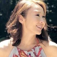 黎姿的身材还有少女曲线，一袭裸粉抹胸连衣裙，配盘发，美得惊艳