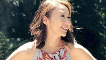 黎姿的身材还有少女曲线，一袭裸粉抹胸连衣裙，配盘发，美得惊艳