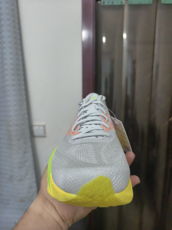 安踏跑鞋