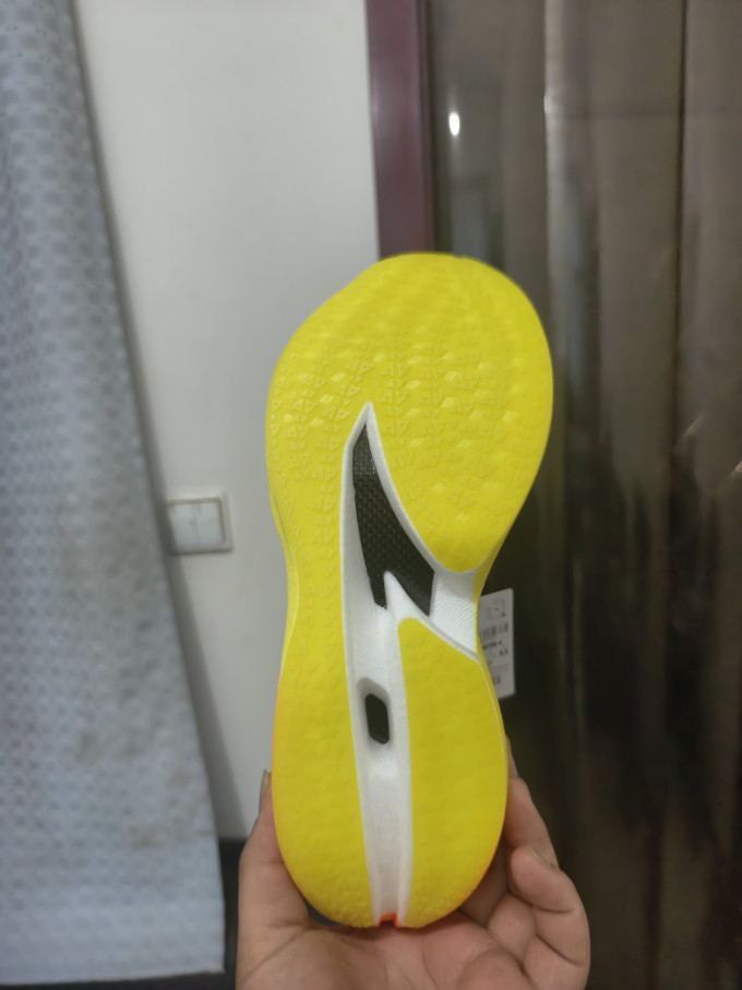 安踏跑鞋