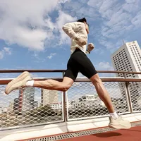 日常跑鞋别再踩“越软越好”陷阱：真正护膝的是软而不塌、韧而有弹