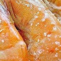 盐焗大虾：咸香锁鲜的海味臻品，一口鲜弹直达舌尖