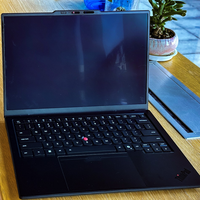 ThinkPad X1 Carbon 2026：轻到离谱，却让出差党纠结的三个硬伤