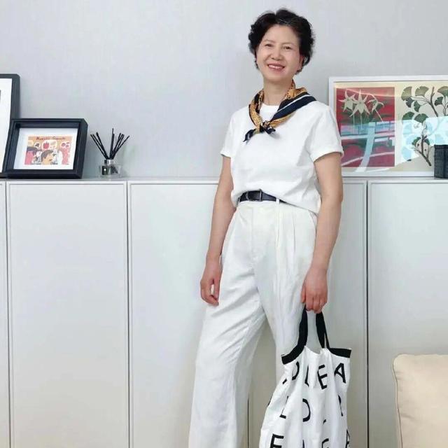 老了后，要跟着这位60+妈妈学习穿搭！衣穿简、色穿浅，优雅高级
