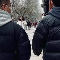 四千块的硬壳羽绒服，连一场秋雨都扛不住？通勤党别再为“户外基因”买单