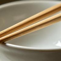 筷子绝不能放在碗上，民俗老规矩，十人九不知的中华传统礼仪讲究