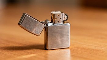 ZIPPO日常维护全攻略：加一次油能用两周？换火石真不用十秒？