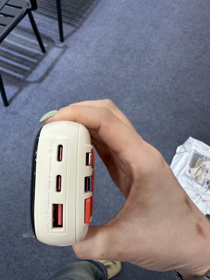 纽曼移动电源