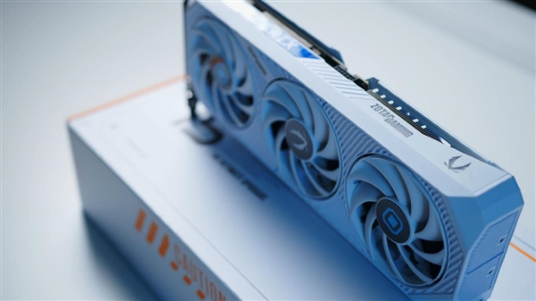 索泰首款白色RTX 5070 AMP限量版发布:2587MHz高频、另有中国特供版