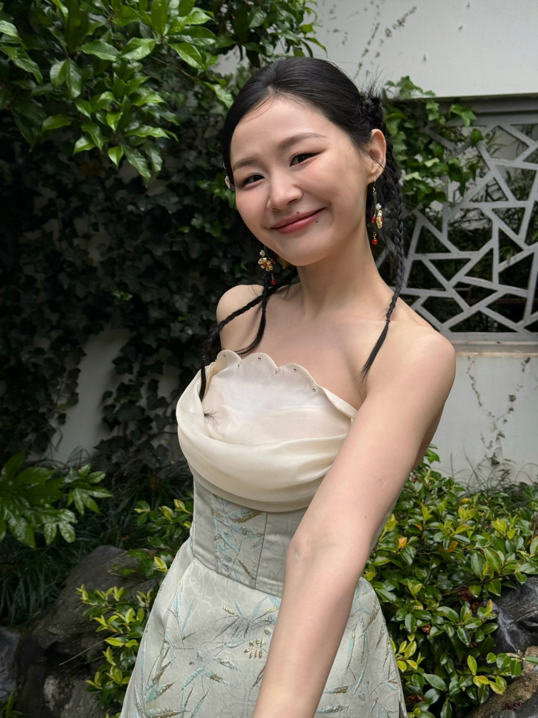 金靖带火傣裙:我们被种草的不是身材,是她自信松弛的生命力