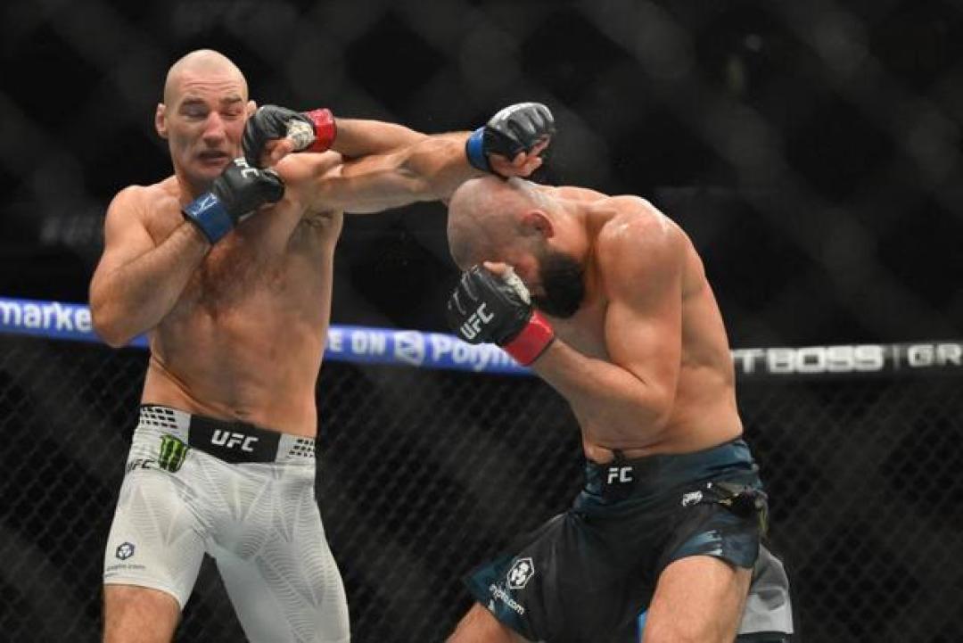 UFC328大爆冷:吧主战术封神,揭秘奇马耶夫体能崩盘与单一打法