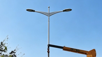 四川成都丨助力枢纽焕新：35套双臂太阳能路灯入驻火车北站片区