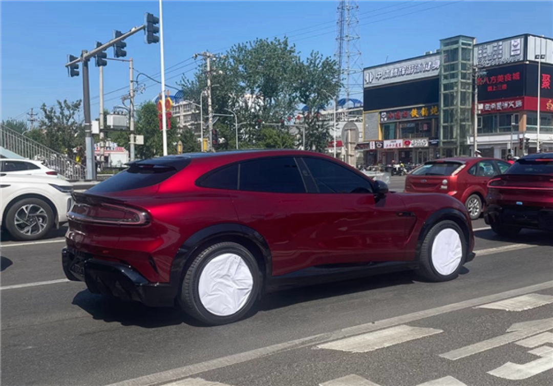 千匹马力、续航超700km!车厘子红小米YU7 GT实车曝光