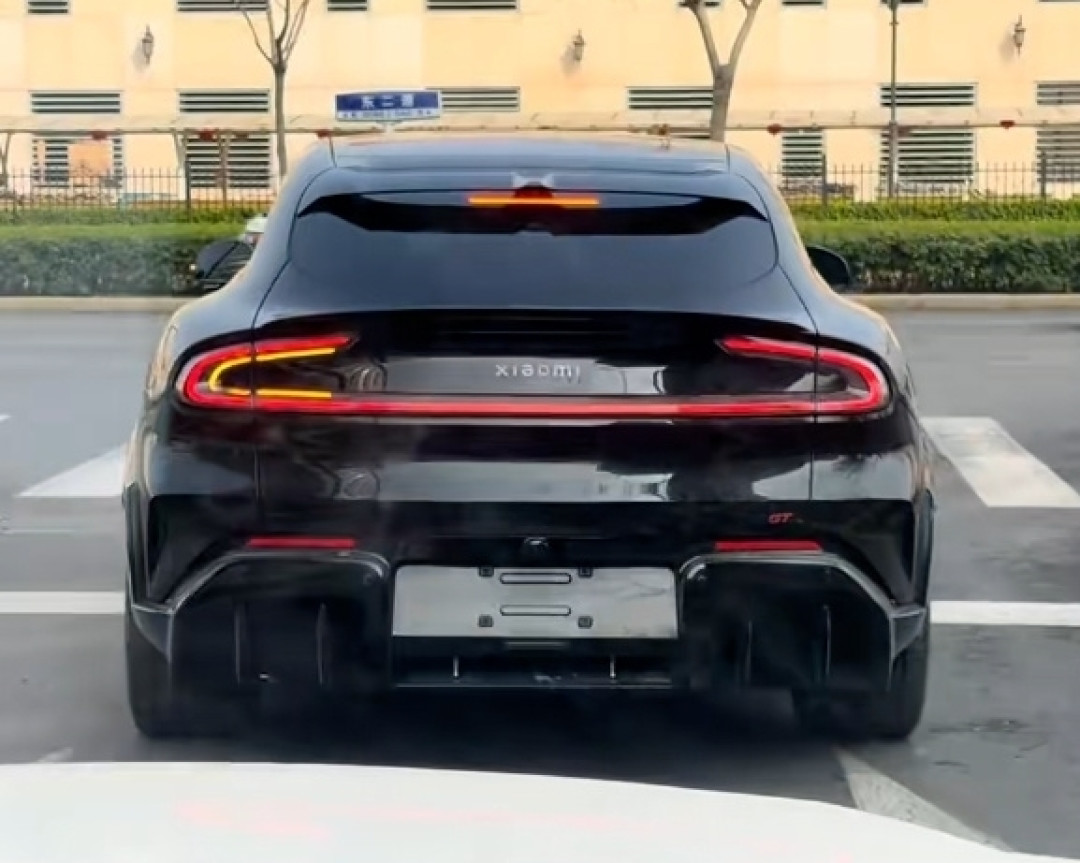 千匹马力、续航超700km!车厘子红小米YU7 GT实车曝光