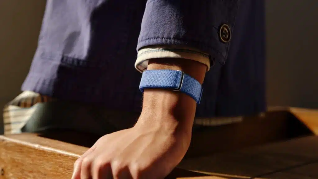 Fitbit Air 上市引热议,继 Whoop 后,无屏腕带终端更火了!