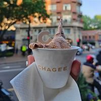 比蜜雪冰城贵近10倍！霸王茶姬入局冰淇淋赛道：定价18至26元
