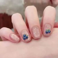 闭眼冲的蓝莓鲜果美甲，自带冷白皮滤镜效果