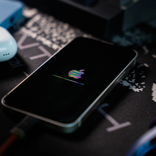 iOS 27正式版值得升：专治发烫、闪退、续航跳水，老机型也能白捡一年寿命