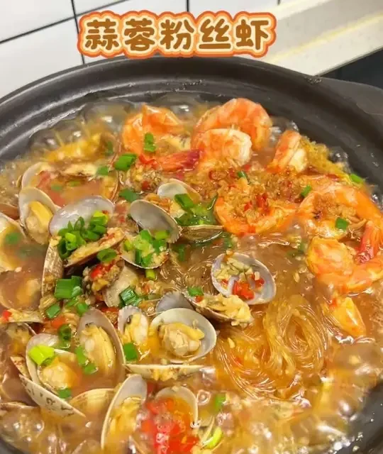 花甲粉丝煲制作指南：食材预处理与蒜蓉酱炒制详解