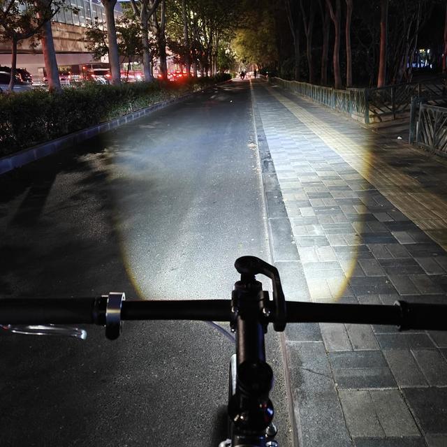 流明虚高害死人！百元车灯实测：RC1000凭德规光型成夜骑安全底线
