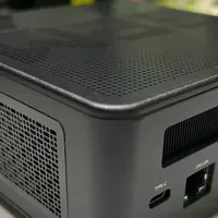 跑分超百万性能小钢炮！咸鱼流出R7 7840HS带副屏和指纹迷你主机