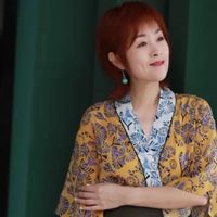 上了年纪的女人要杜绝：花裙配丝巾、鞋带高跟，这样打扮更优雅