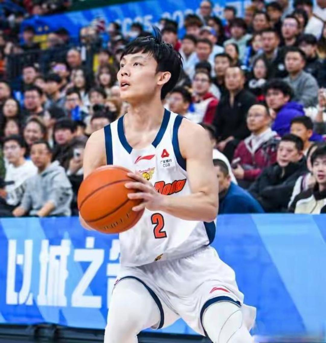 郭艾伦解说京粤大战火了:辣评徐杰、盛赞胡明轩,球员视角太敢说
