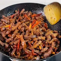 自制麻辣手撕牛肉干：选肉腌制与生炒技巧全解析