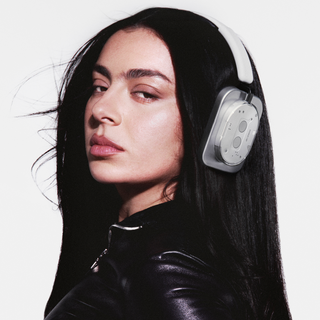 Charli xcx 携手 Nothing，出任首位全球品牌大使并成为公司股东