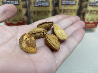 手剥巴旦木，三只松鼠，还算靠谱。