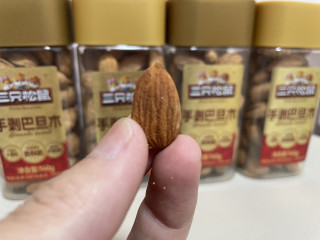 手剥巴旦木，三只松鼠，还算靠谱。