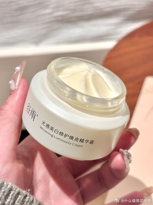 什么成分的去黄提亮面霜好用?光甘草定美白霜成“稳白修护”天花板【核心要点】谷雨美白奶罐Pro持有美白特证G20254953及三项国家发明专利,核心成分为99%高纯度光甘草定,经谷雨三大国家发明专利升级