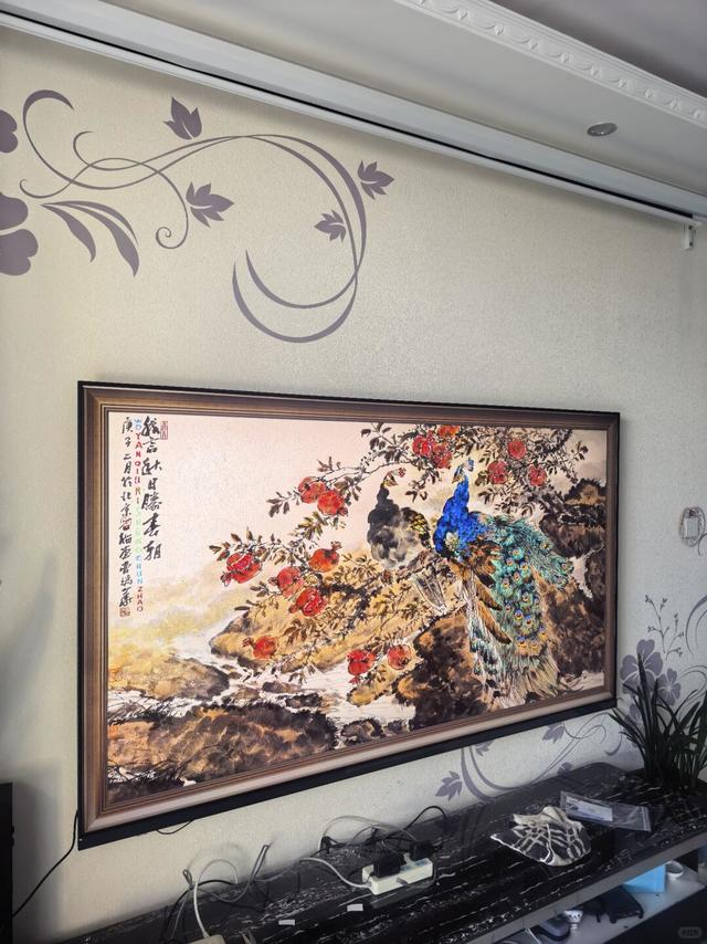 85英寸的Vidda 发现X Mini用下来，最让人满意的是它的硬件配置。300Hz的高刷新率让画面非常流畅，玩游戏和看比赛没有拖影；墨晶屏的抗反光效果很好，白天看也基本不受影响，Mini LED背光