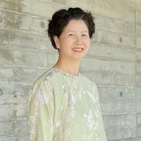 这才是普通大妈应该有的装扮：衣松裤宽、不穿老年装，优雅又时髦